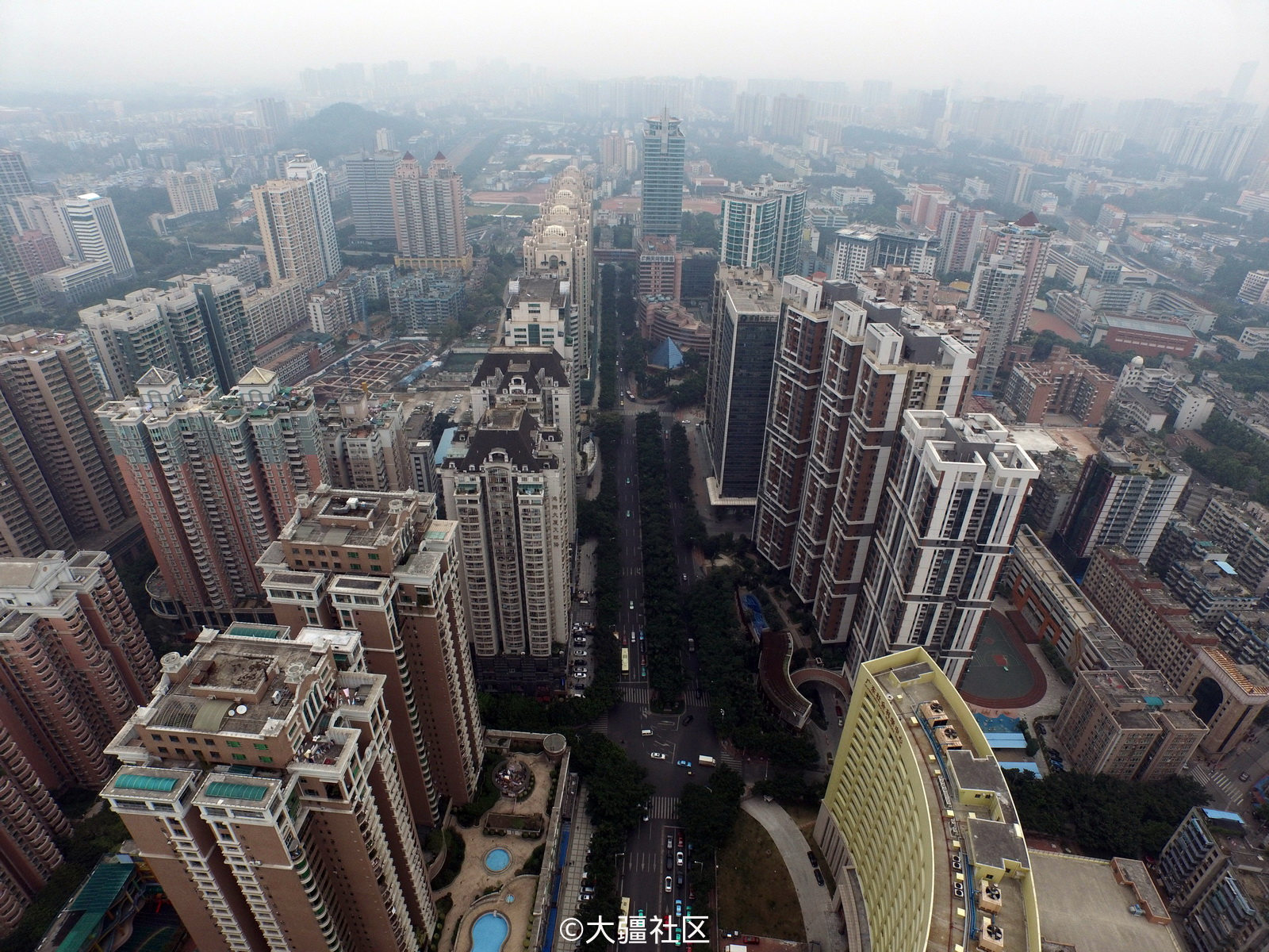 轻度雾霾天气,广州天河北航拍。