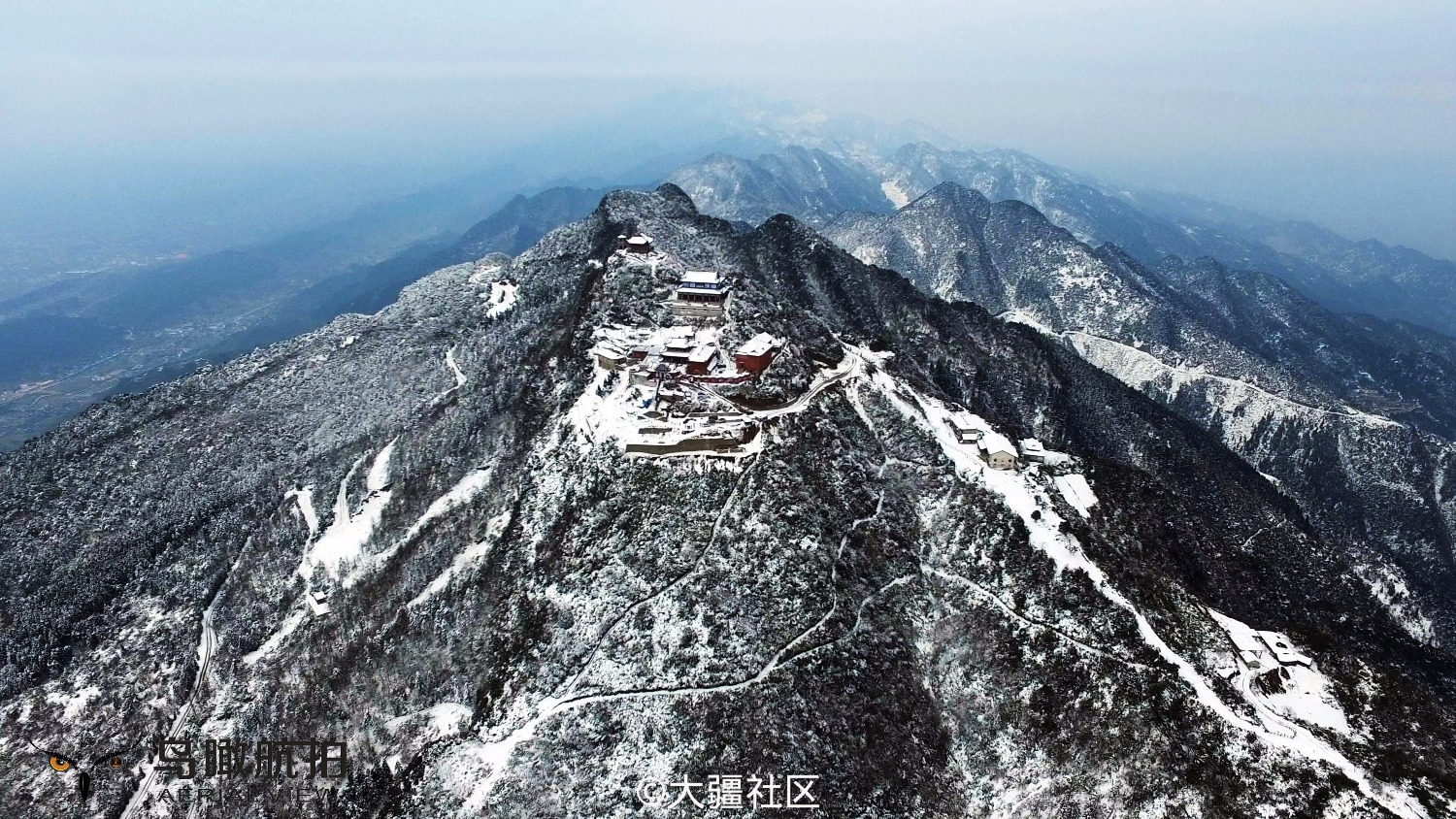 地处渝北高海拔地区的华蓥山,纷纷扬扬迎来了降雪,漫山遍野的白雪,将