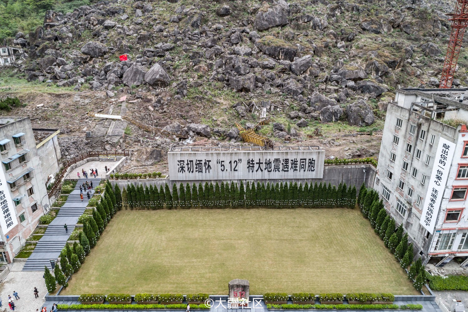 老北川中学前"5.12"特大地震纪念碑,不时有人前来祭拜.