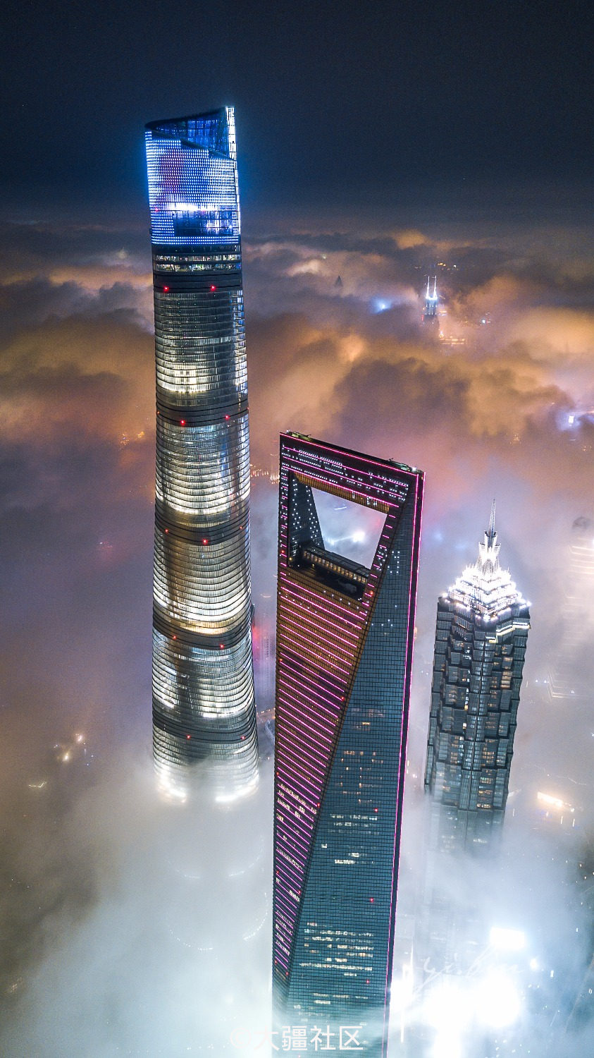 魔都平流雾夜景照片